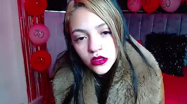 Snapshot of Violettasquirt chatting on 02.18.25 Violettasquirt online show from 02.18.25