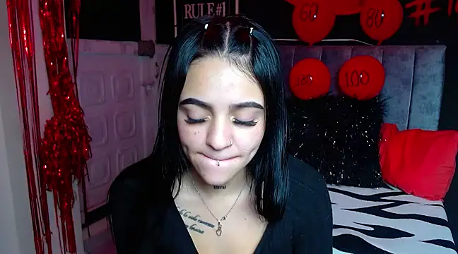 Snapshot of Violettasquirt chatting on 03.04.25 Violettasquirt online show from 03.04.25