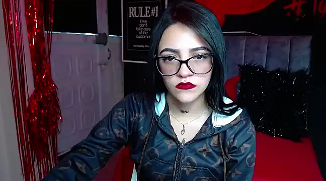 Snapshot of Violettasquirt chatting on 03.17.25 Violettasquirt online show from 03.17.25