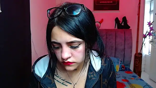 Snapshot of Violettasquirt chatting on 10.16.25 Violettasquirt online show from 10.16.25