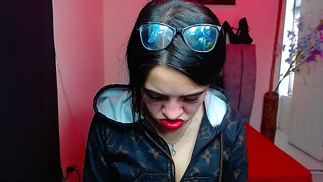 Snapshot of Violettasquirt chatting on 10.21.25 Violettasquirt online show from 10.21.25