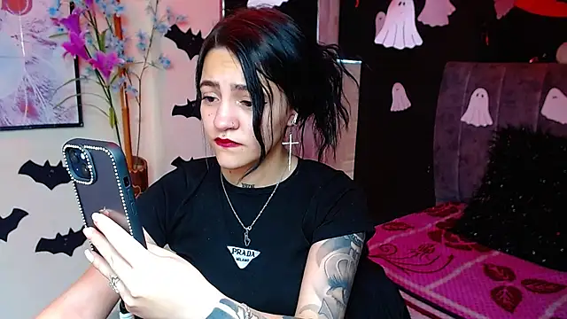 Snapshot of Violettasquirt chatting on 10.27.25 Violettasquirt online show from 10.27.25