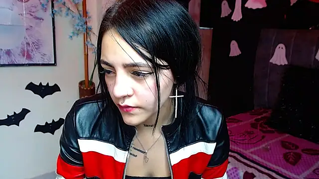 Snapshot of Violettasquirt chatting on 10.29.25 Violettasquirt online show from 10.29.25