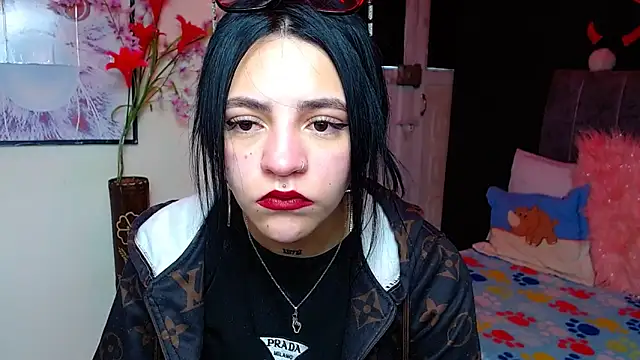 Snapshot of Violettasquirt chatting on 11.19.25 Violettasquirt online show from 11.19.25