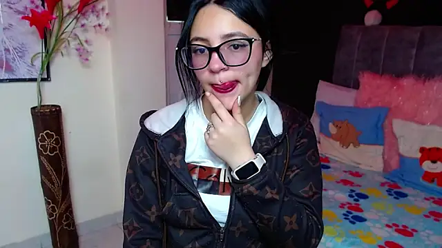 Snapshot of Violettasquirt chatting on 11.21.25 Violettasquirt online show from 11.21.25