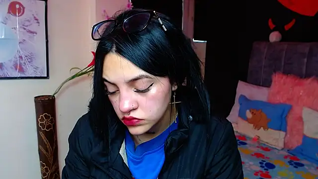 Snapshot of Violettasquirt chatting on 11.22.25 Violettasquirt online show from 11.22.25