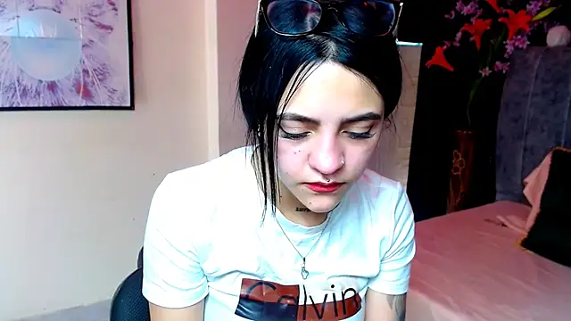 Snapshot of Violettasquirt chatting on 11.29.25 Violettasquirt online show from 11.29.25