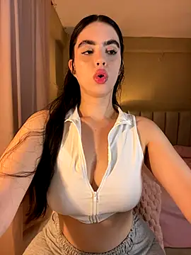 Snapshot of Mavi_Coless chatting on 12.14.25 Mavi Coless online show from 12.14.25