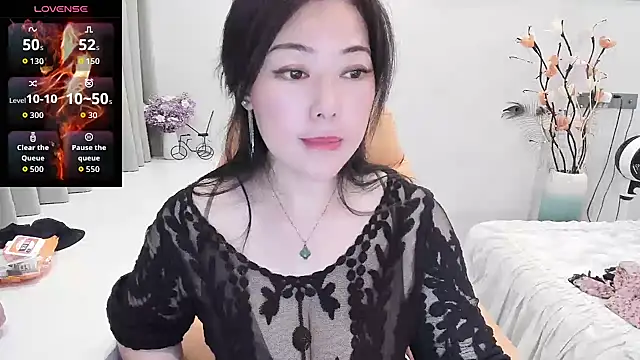 Snapshot of Crystal_Wings chatting on 09.10.25 Crystal Wings online show from 09.10.25
