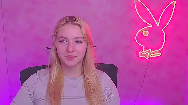 Snapshot of Milka_kiss_ chatting on 02.02.25 Milka kiss online show from 02.02.25