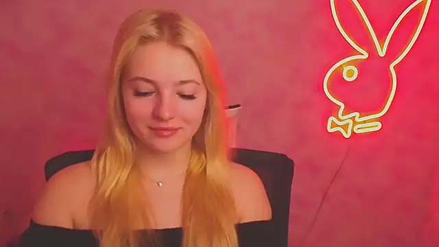 Snapshot of Milka_kiss_ chatting on 03.11.25 Milka kiss online show from 03.11.25