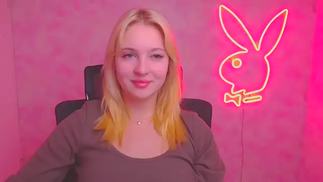 Snapshot of Milka_kiss_ chatting on 10.14.25 Milka kiss online show from 10.14.25