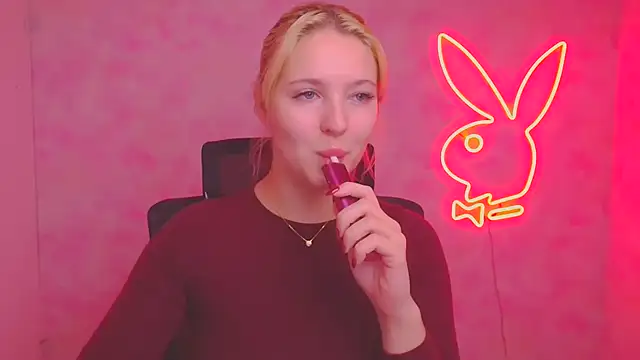 Snapshot of Milka_kiss_ chatting on 10.18.25 Milka kiss online show from 10.18.25