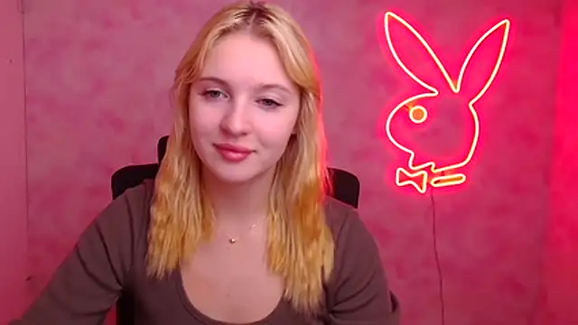 Snapshot of Milka_kiss_ chatting on 10.24.25 Milka kiss online show from 10.24.25