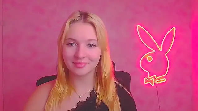 Snapshot of Milka_kiss_ chatting on 11.08.25 Milka kiss online show from 11.08.25