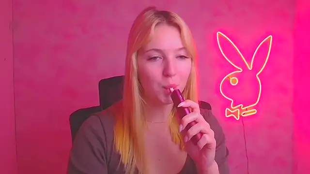 Snapshot of Milka_kiss_ chatting on 11.17.25 Milka kiss online show from 11.17.25