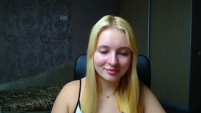 Snapshot of Milka_kiss_ chatting on 12.03.25 Milka kiss online show from 12.03.25