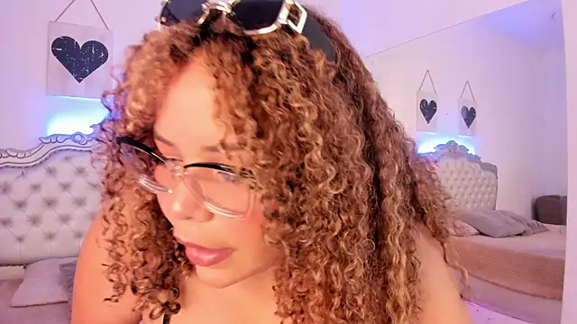 NiaColusi online show from 09.22.25