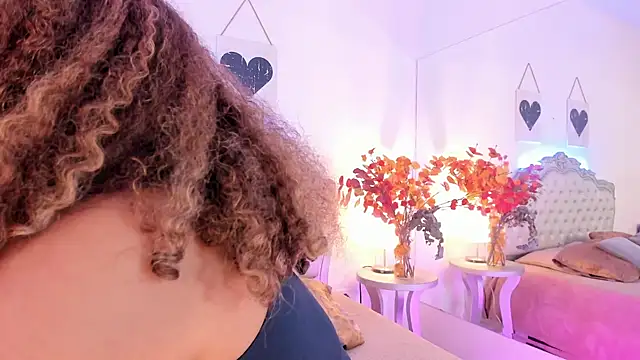 NiaColusi online show from 11.13.25