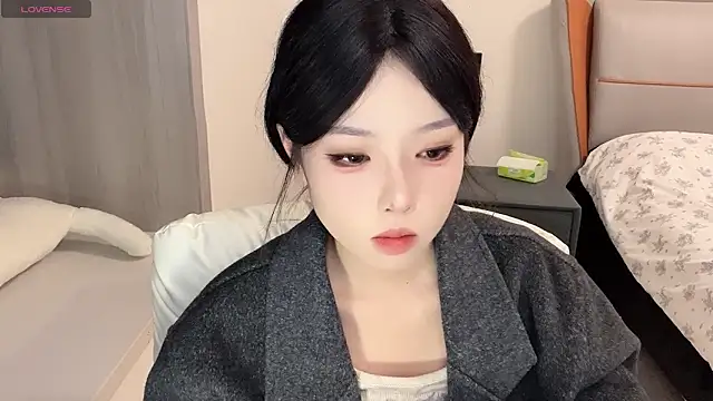 Snapshot of Q-ing chatting on 12.27.24 Q-ing online show from 12.27.24