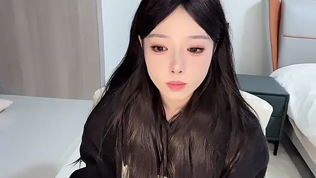 Snapshot of Q-ing chatting on 01.04.25 Q-ing online show from 01.04.25