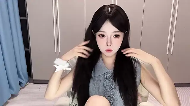 Snapshot of Q-ing chatting on 09.14.25 Q-ing online show from 09.14.25