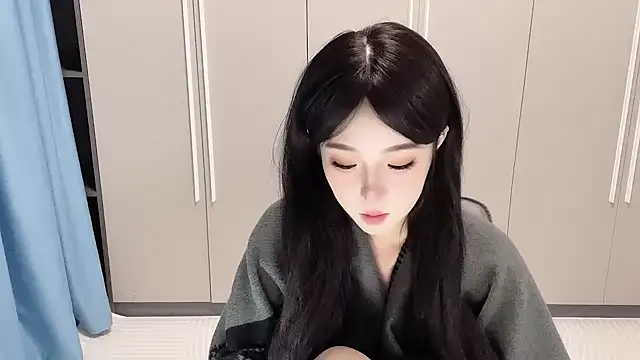 Snapshot of Q-ing chatting on 11.04.25 Q-ing online show from 11.04.25