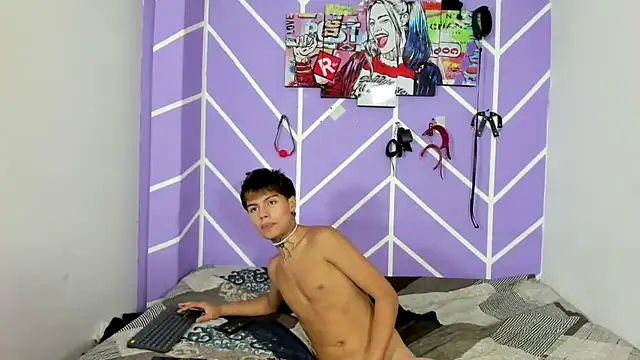 Snapshot of Fresahot2005 chatting on 12.10.24 Fresahot2005 online show from 12.10.24