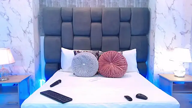 Snapshot of SophieWolkman chatting on 10.29.25 SophieWolkman online show from 10.29.25