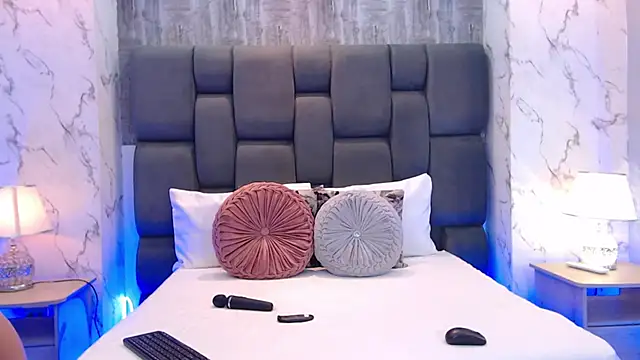 Snapshot of SophieWolkman chatting on 11.28.25 SophieWolkman online show from 11.28.25