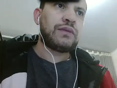 Snapshot of camiloking1720 chatting on 01.28.25 camiloking1720 online show from 01.28.25