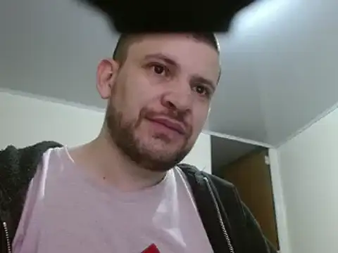 Snapshot of camiloking1720 chatting on 02.15.25 camiloking1720 online show from 02.15.25