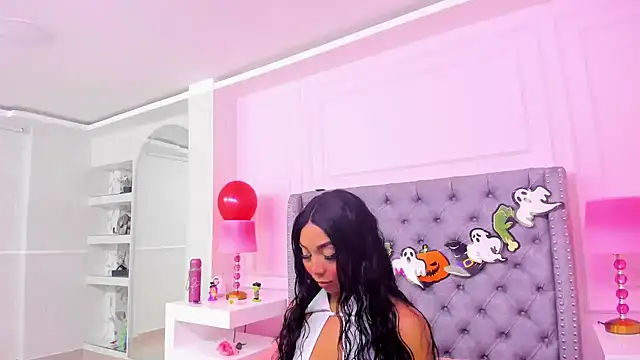 HaileeRoberts online show from 10.16.25