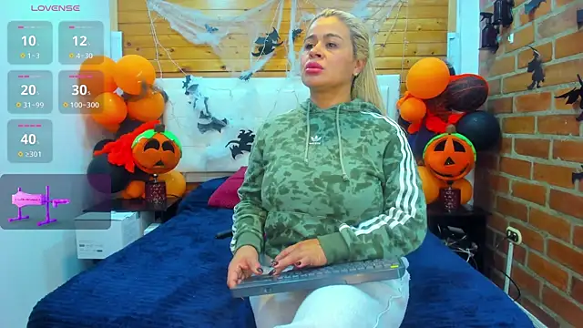 Snapshot of Dulcex69 chatting on 10.24.25 Dulcex69 online show from 10.24.25