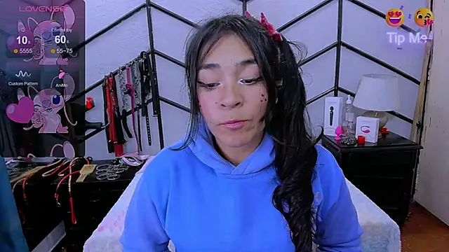 Snapshot of AlanaLuck chatting on 03.22.25 AlanaLuck online show from 03.22.25