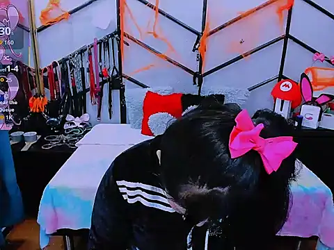 Snapshot of AlanaLuck chatting on 10.04.25 AlanaLuck online show from 10.04.25