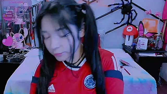 Snapshot of AlanaLuck chatting on 10.18.25 AlanaLuck online show from 10.18.25