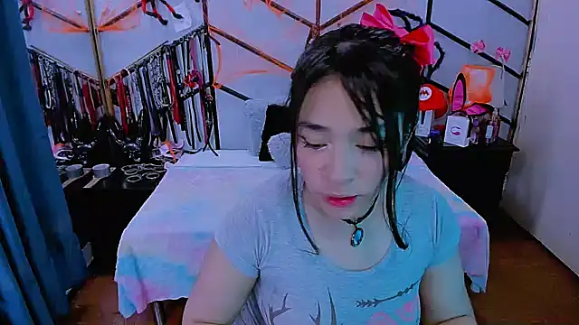 Snapshot of AlanaLuck chatting on 10.21.25 AlanaLuck online show from 10.21.25