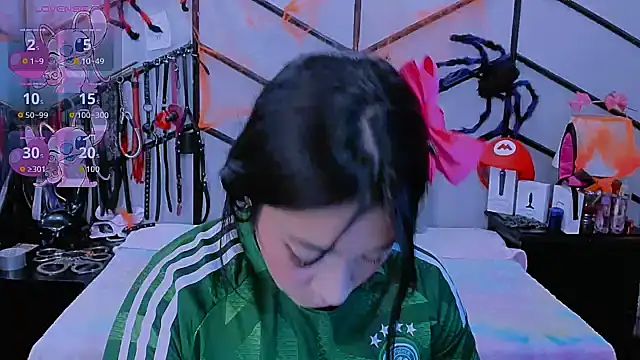 Snapshot of AlanaLuck chatting on 10.25.25 AlanaLuck online show from 10.25.25