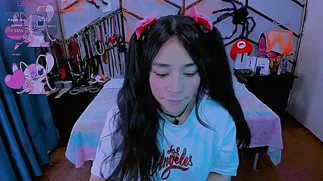 Snapshot of AlanaLuck chatting on 10.29.25 AlanaLuck online show from 10.29.25