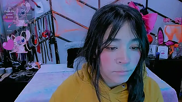 Snapshot of AlanaLuck chatting on 10.30.25 AlanaLuck online show from 10.30.25