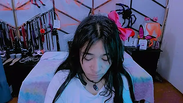 Snapshot of AlanaLuck chatting on 10.31.25 AlanaLuck online show from 10.31.25