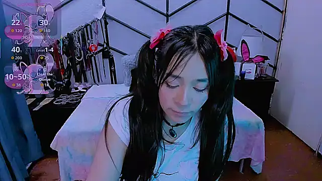 Snapshot of AlanaLuck chatting on 11.10.25 AlanaLuck online show from 11.10.25