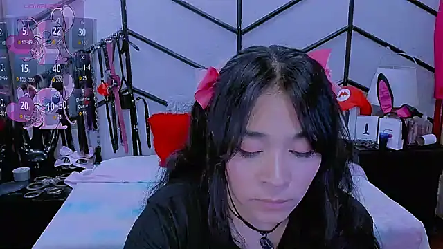 Snapshot of AlanaLuck chatting on 11.15.25 AlanaLuck online show from 11.15.25