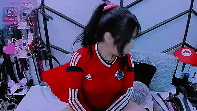 Snapshot of AlanaLuck chatting on 11.18.25 AlanaLuck online show from 11.18.25