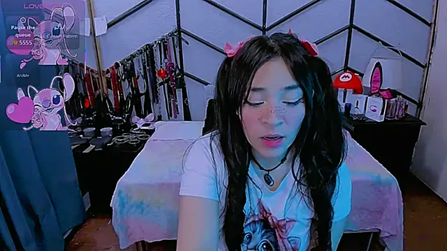 Snapshot of AlanaLuck chatting on 11.19.25 AlanaLuck online show from 11.19.25