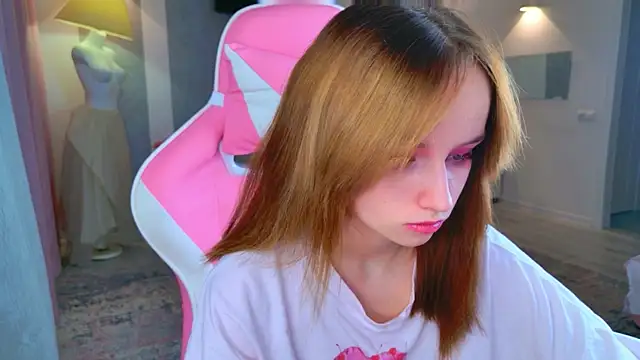 b4by LoL1 online show from 12.02.25