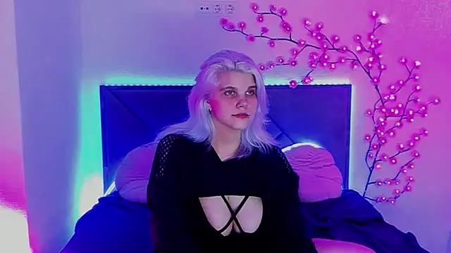 Snapshot of JoannLowe chatting on 06.08.26 JoannLowe online show from 06.08.26