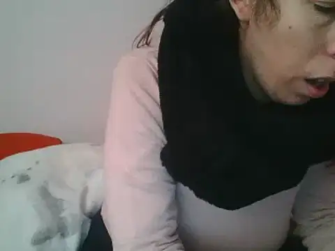 Snapshot of hairygirl80 chatting on 12.11.24 hairygirl80 online show from 12.11.24