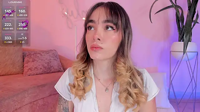 Snapshot of Lucy_Vega chatting on 11.11.25 Lucy Vega online show from 11.11.25